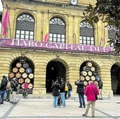 Turistas se fotografían frente a las barricas de las bodegas jarreras.