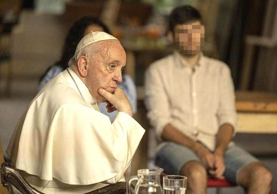 Un instante del documental 'Amén. Francisco responde' con el papa a la izquierda y, al fondo, Juan Cuatrecasas (hijo).