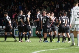 Los jugadores de la SD Logroñés celebran el gol de Rubio en Tudela.