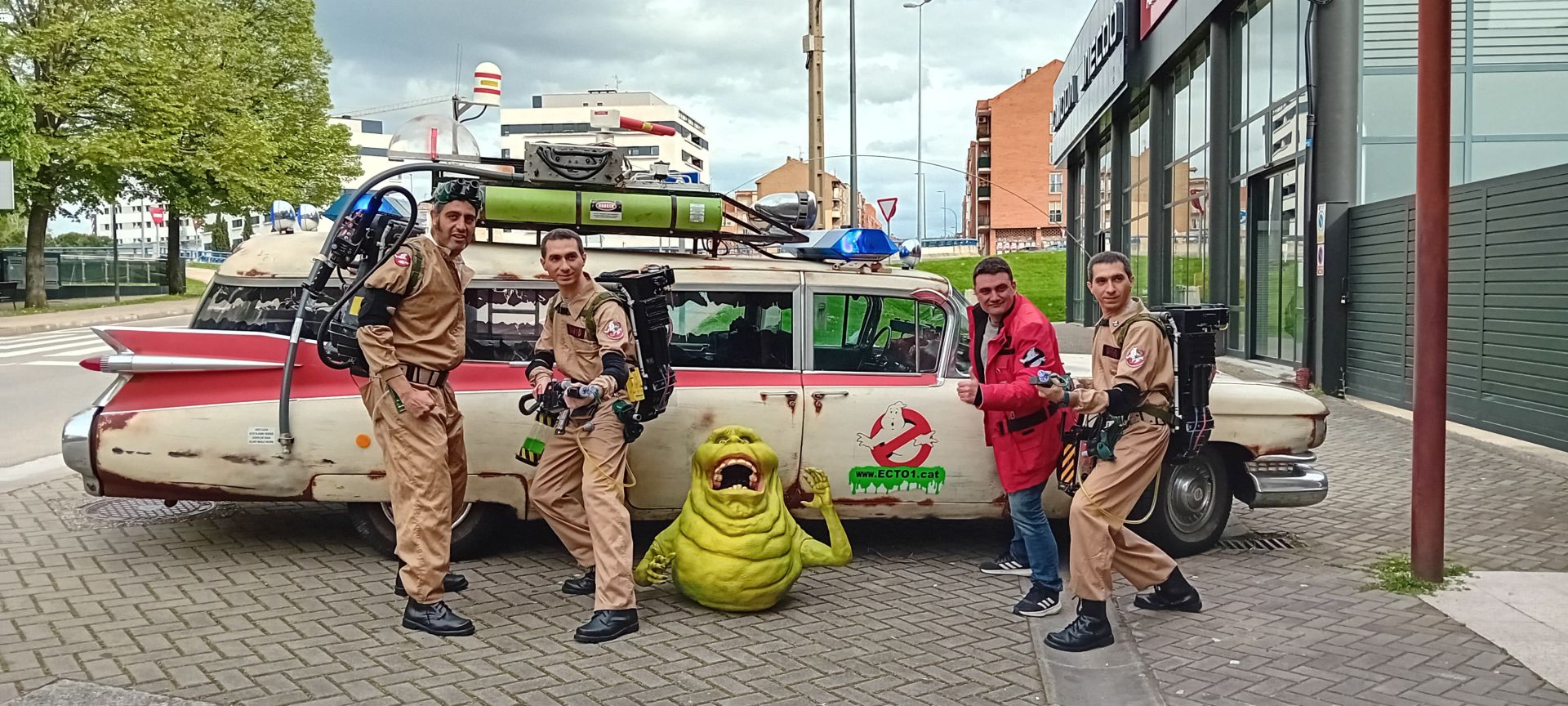 Los 'cosplayers' junto a Marc Baye y el ecto-1 en la calle Piqueras de Logroño.