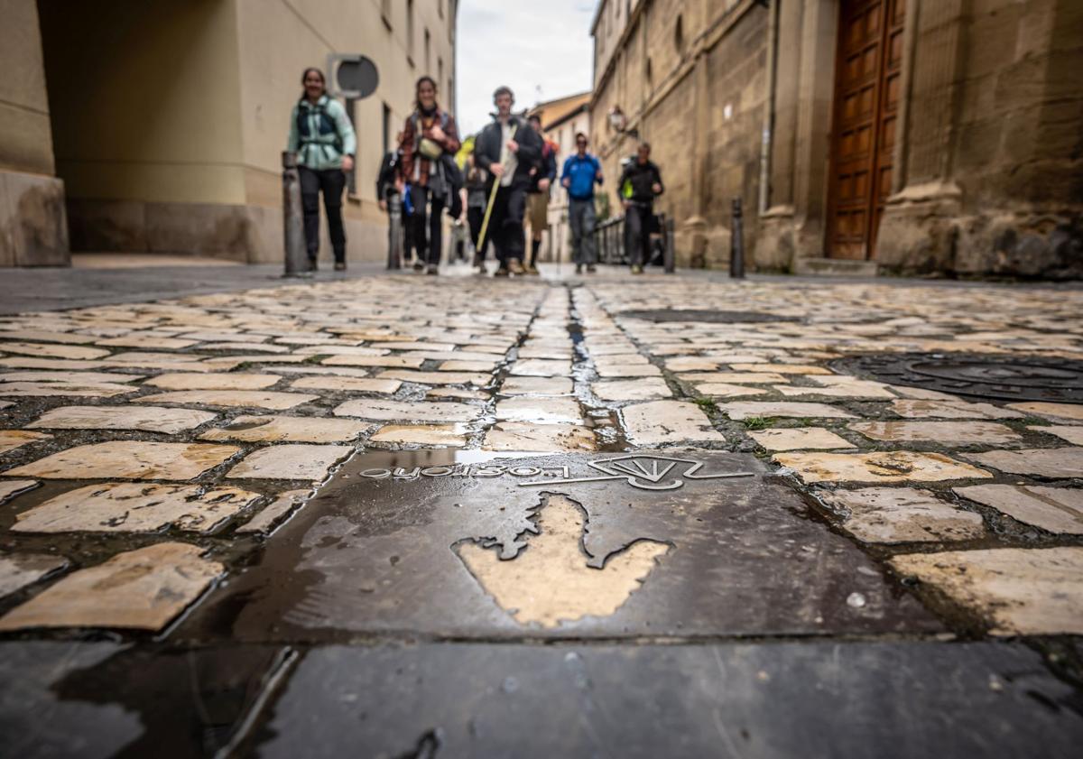 Imagen principal - Peregrinos recién llegados a Logroño. 