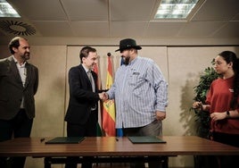 Daniel Osés y Antonio Jiménez sellan, con un apretón de manos, el acuerdo.
