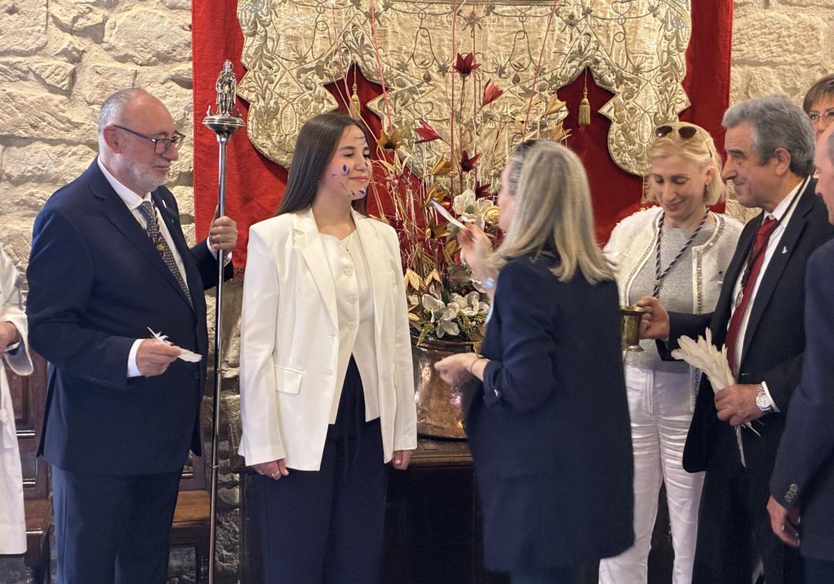 La Doncella Mayor Lucía Aransay junto a los priores de la cofradía.