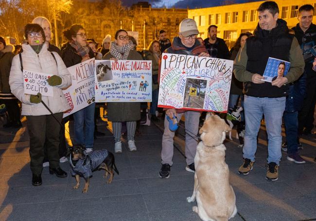 Dueños de perros durante la protesta del pasado 14 de marzo.