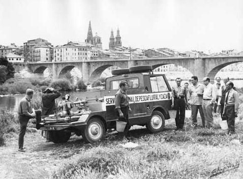 Repoblación piscícola, de Esteban Chapresto, en una fotografía de 1967.
