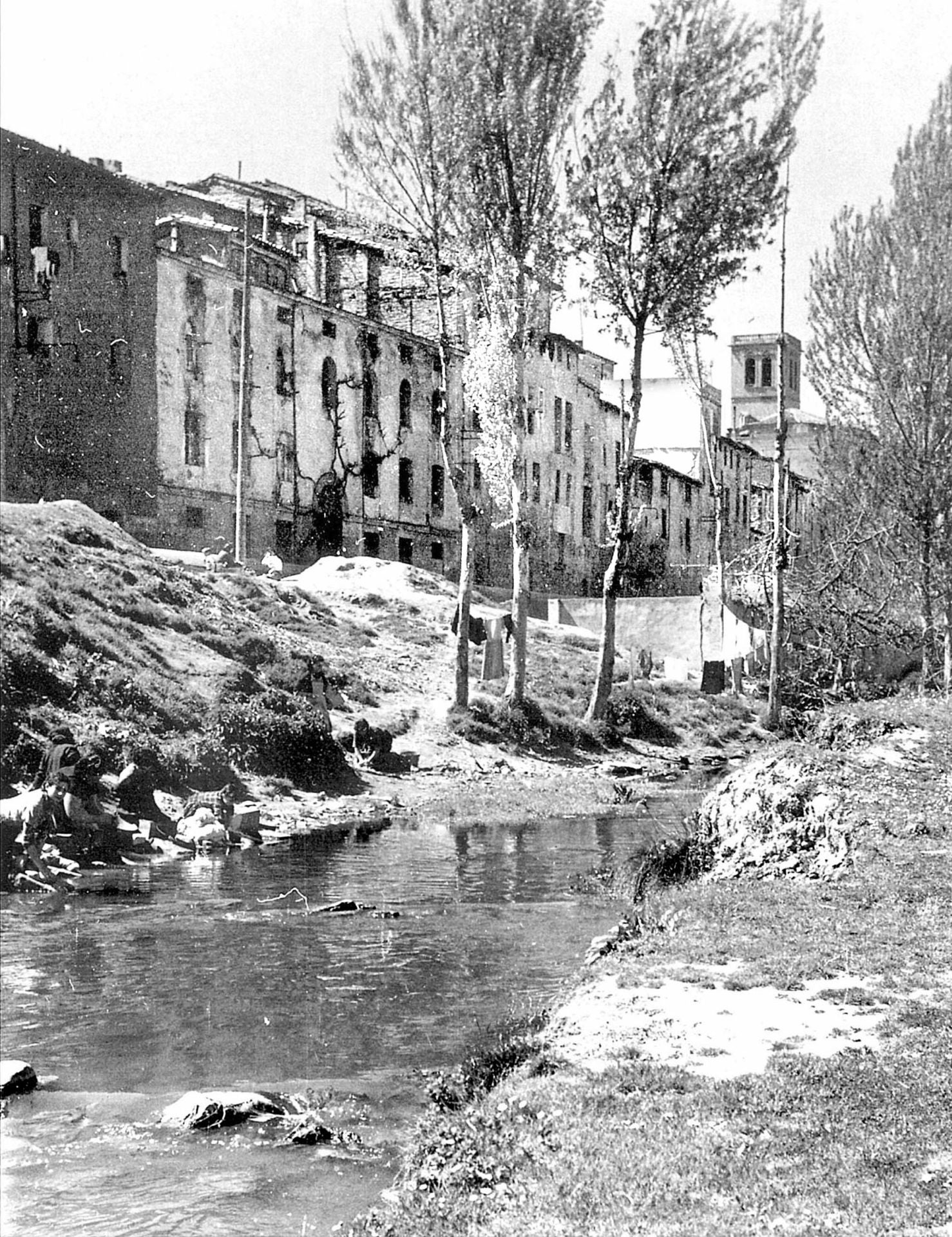 Lavanderas y ropa tendida en el 'Ebro Chiquito' en los años 50, de Foto Palacios.