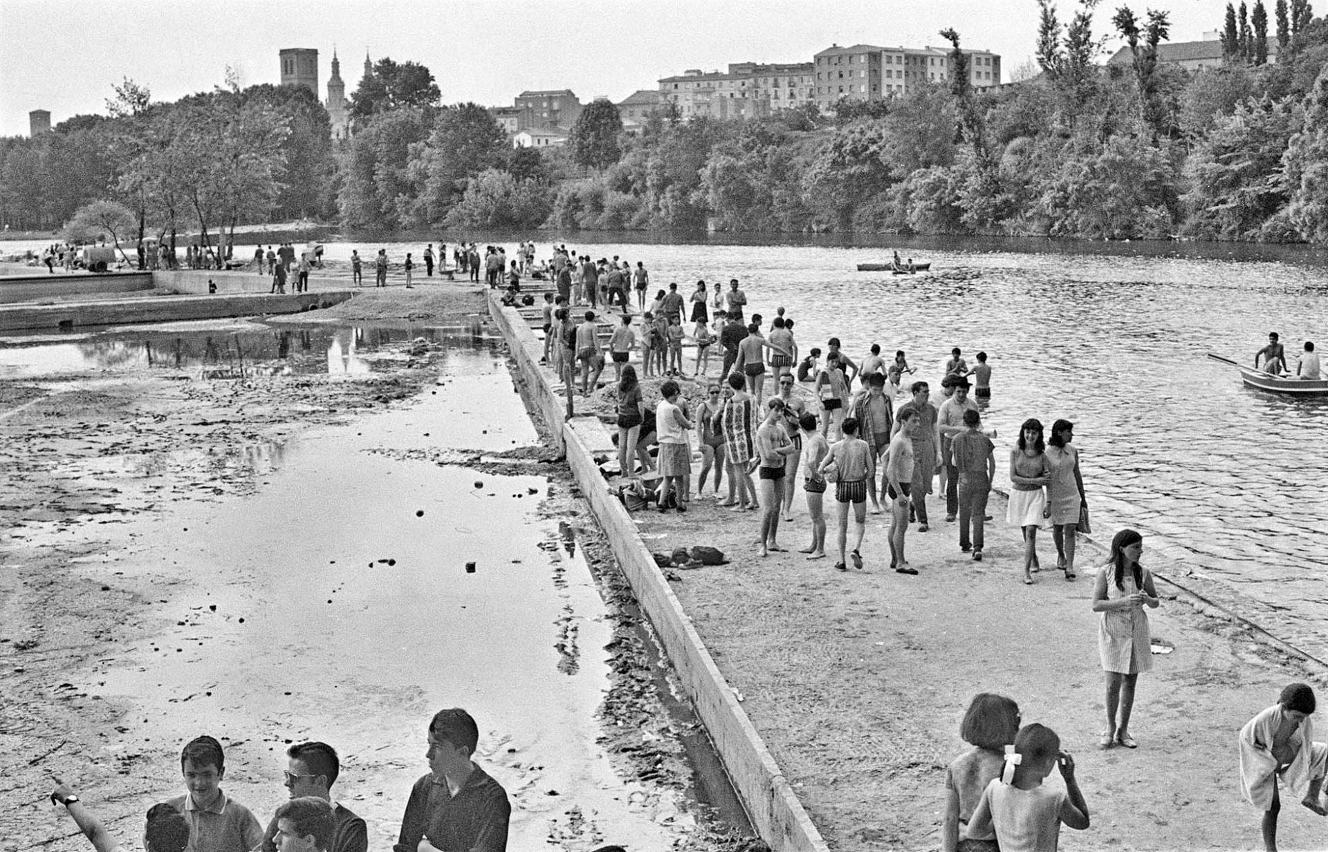 En ocasiones el río se desbordaba y sus aguas anegaban la orilla norte inutilizando no pocas veces las piscinas.