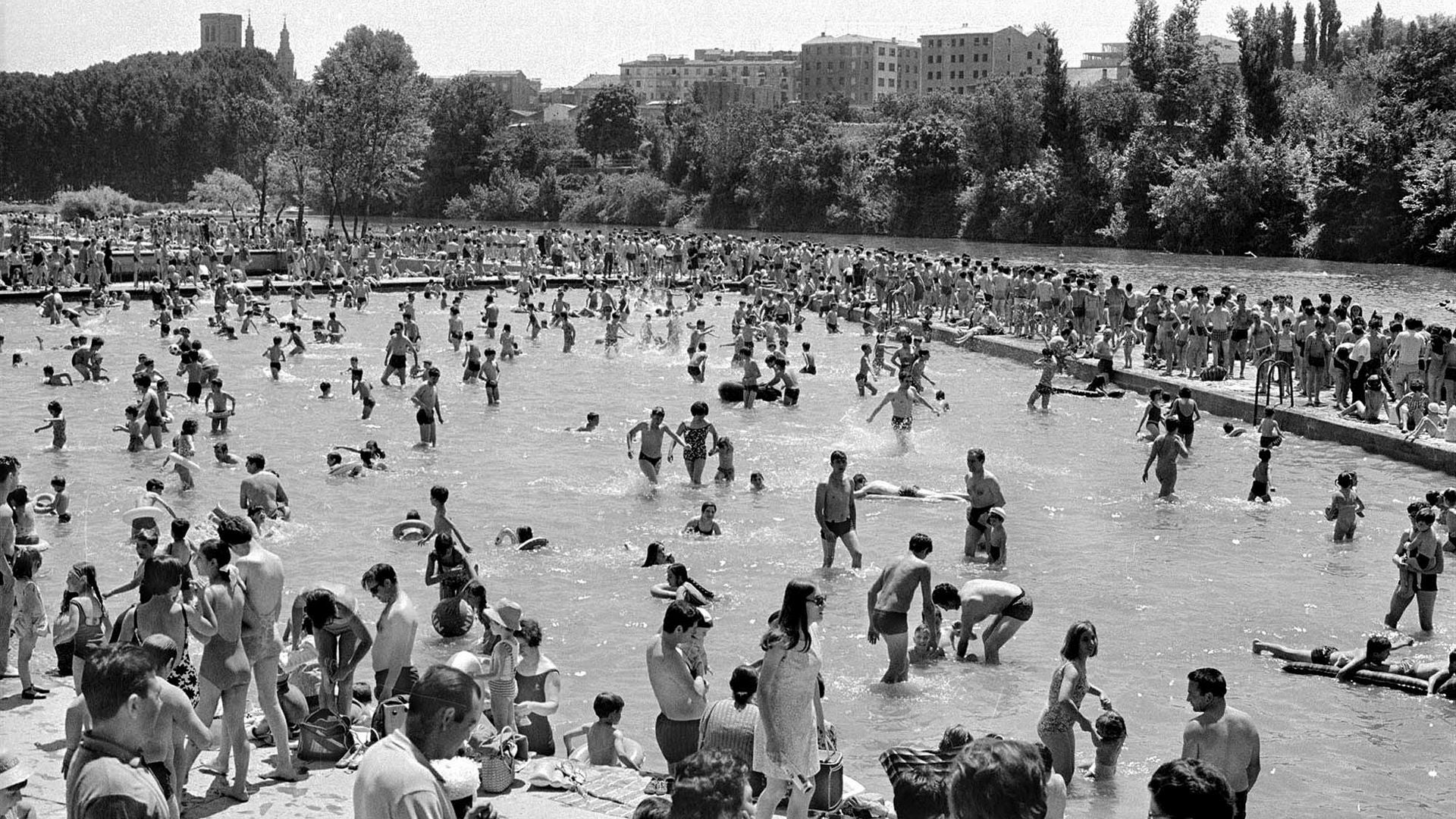 Las piscinas, repletas de público, en una popular imagen de los años 70.