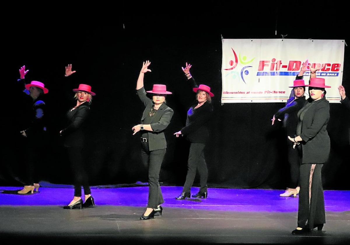 Los grupos de baile de la academia Fit Dance demostraron lo aprendido durante el curso arrancando ovaciones al público.