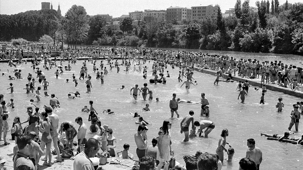Las piscinas, repletas de público, en una popular imagen de los años 70.