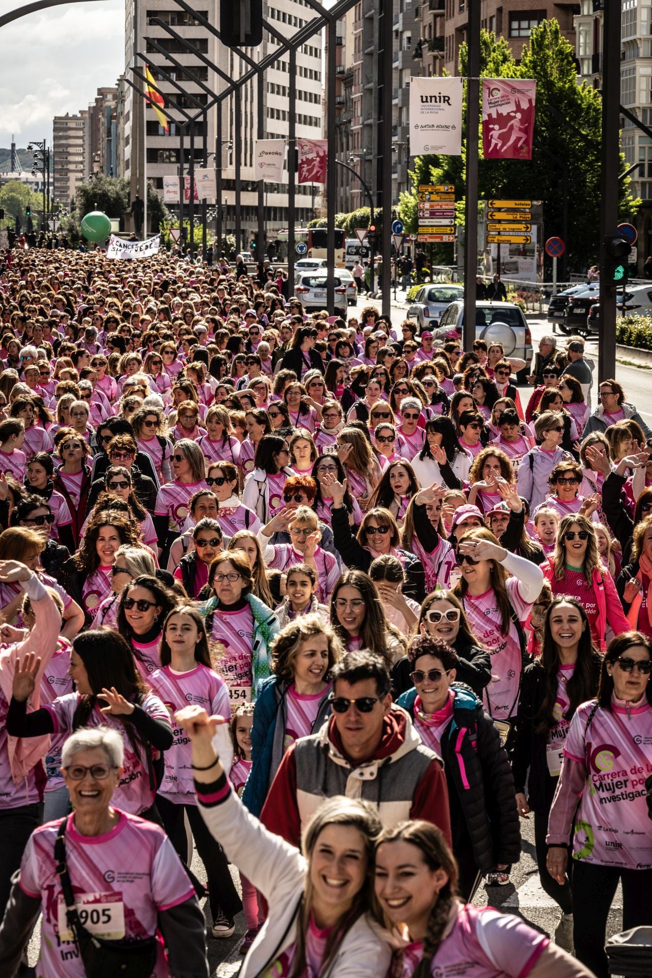 Fotos | La marea rosa inunda las calles de Logroño