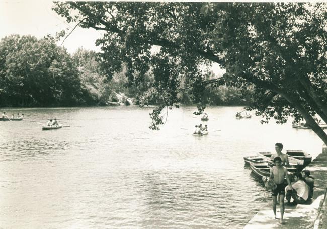 El Ebro, con el embarcadero y las barcas de 'El Pasti' en 1975 en una foto de Herce.