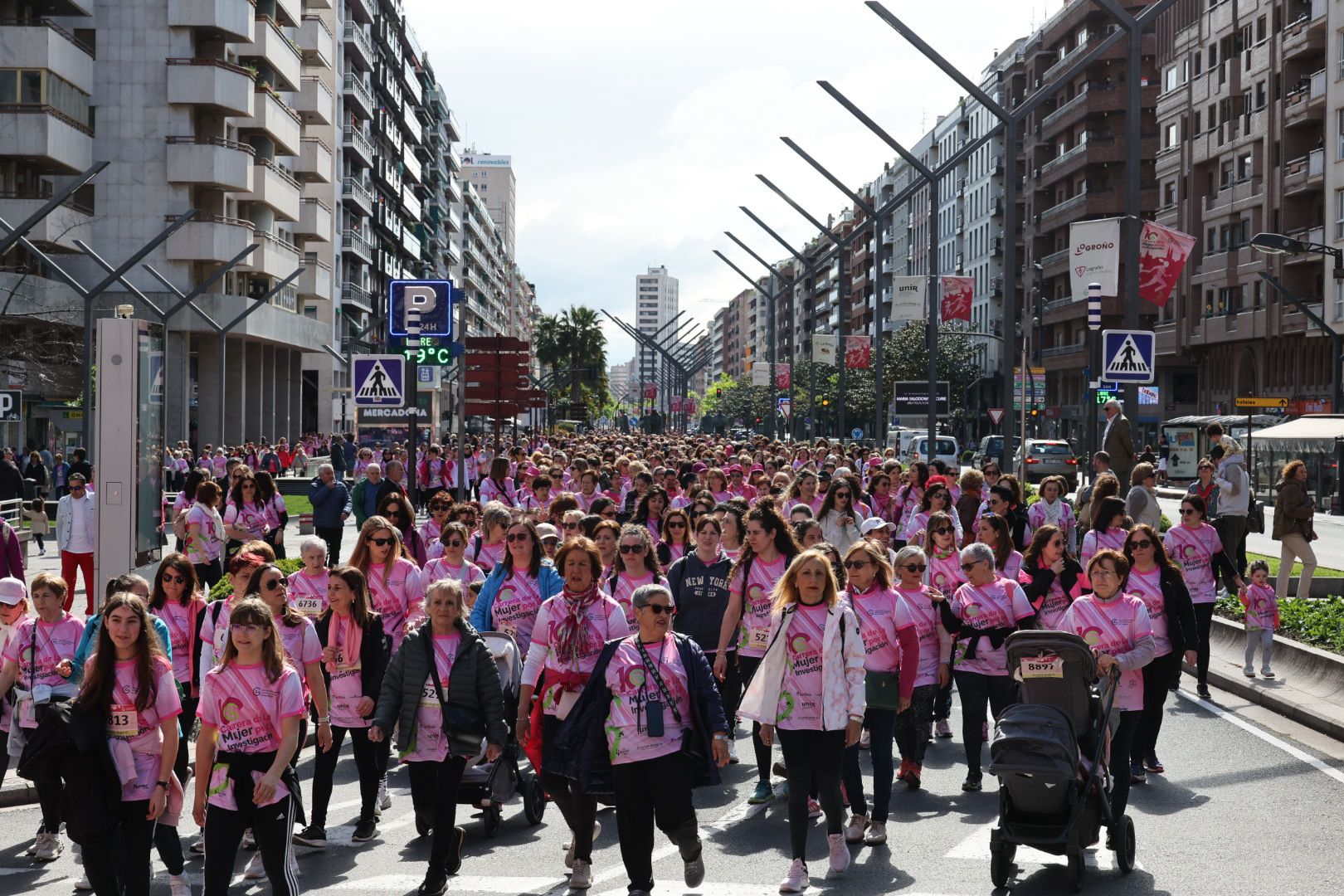 Un total de 11.000 riojanas vuelven a calzarse las zapatillas para participar «juntas por un fin común» en la X Carrera de la Mujer por la Investigación