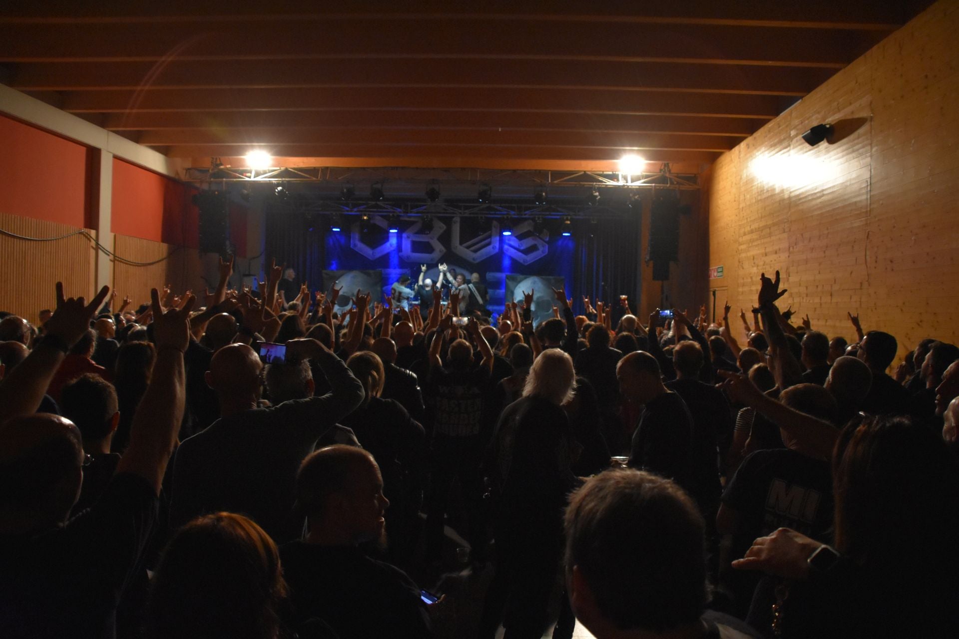 El concierto de Obús y Barón Rojo en la sala Entreviñas