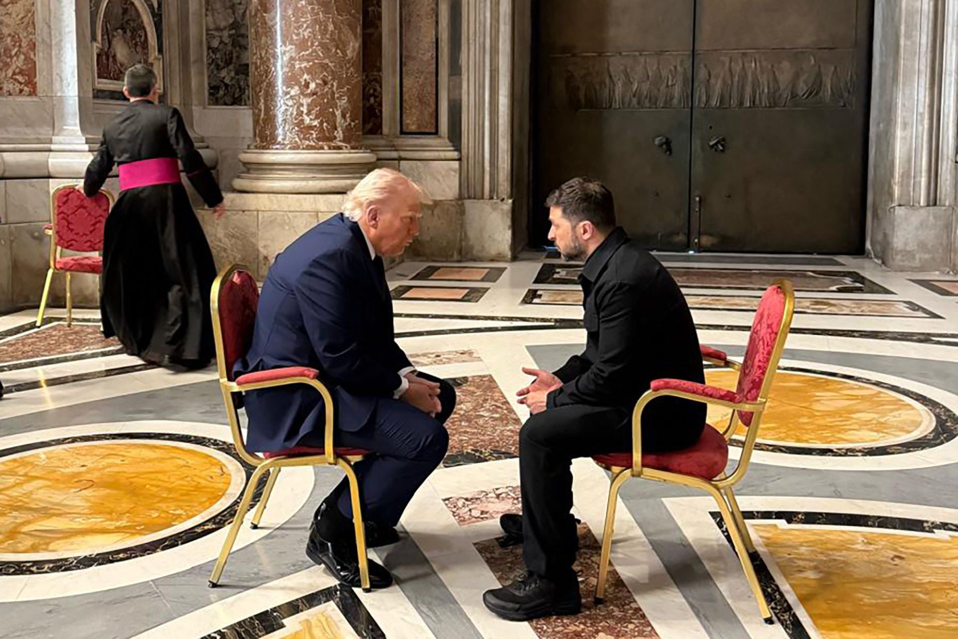 Los presidentes de Estados Unidos y Ucrania, Donald Trump y Volodímir Zelenski, se reunieron ¡en la Basílica de San Pedro. 