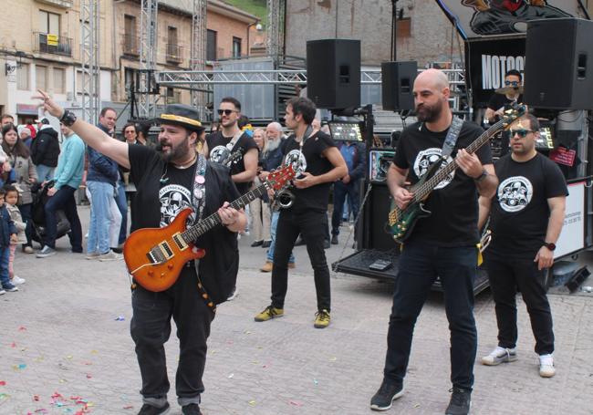 Actuación del grupo Electromotores en la plaza de España tras el chupinazo.