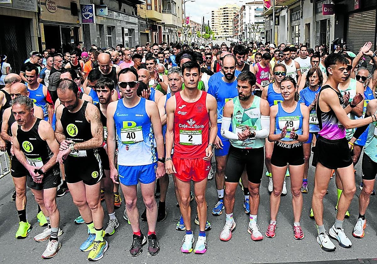 Los ganadores de la XV Carrera Ciudad de la Verdura de Calahorra, Daniel Ruales (dorsal 2) y Raquel Yécora (número 49) en la línea de Salida.