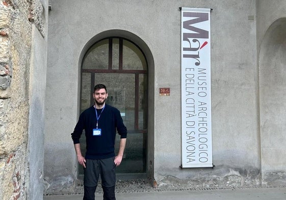 Juan Muñoz, en la puerta del Museo Arqueológico de Savona.