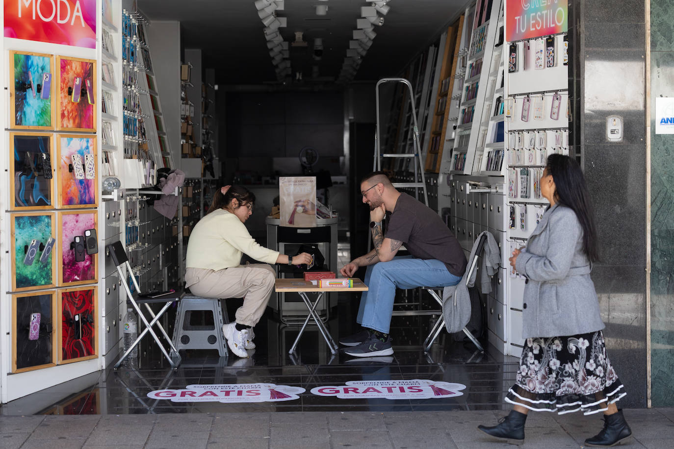 Tiendas cerradas, trabajadores a la espera... los efectos del apagón en Logroño