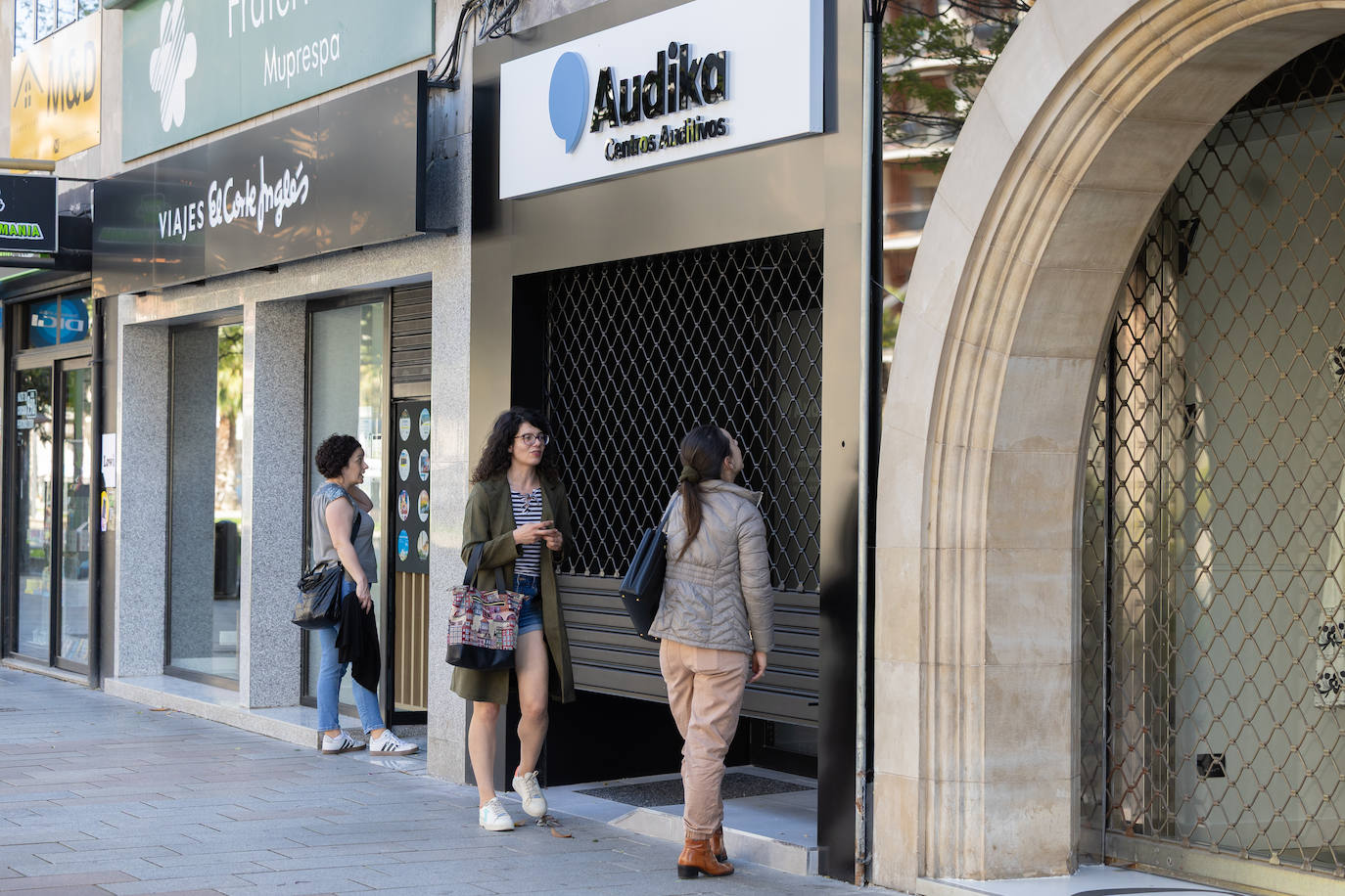 Tiendas cerradas, trabajadores a la espera... los efectos del apagón en Logroño