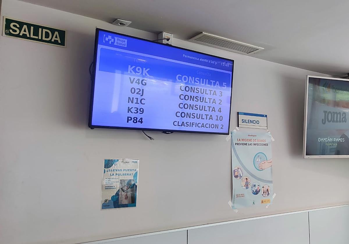 A la de espera del servicio de Urgencias del hospital San Pedro, hoy, en pleno apagón eléctrico nacional.