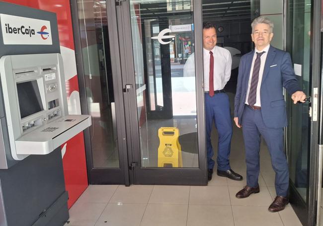 Jesús Hernáiz, en la oficina de Ibercaja de Vara de Rey de Logroño, cerrada.
