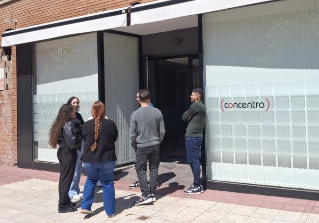 Los trabajadores de la empresa Concentra, en Logroño, a la espera.