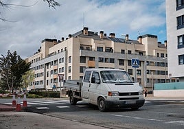 Rebote de un vehículo a su paso por el paso sobreelevado en la calle Sequoias.