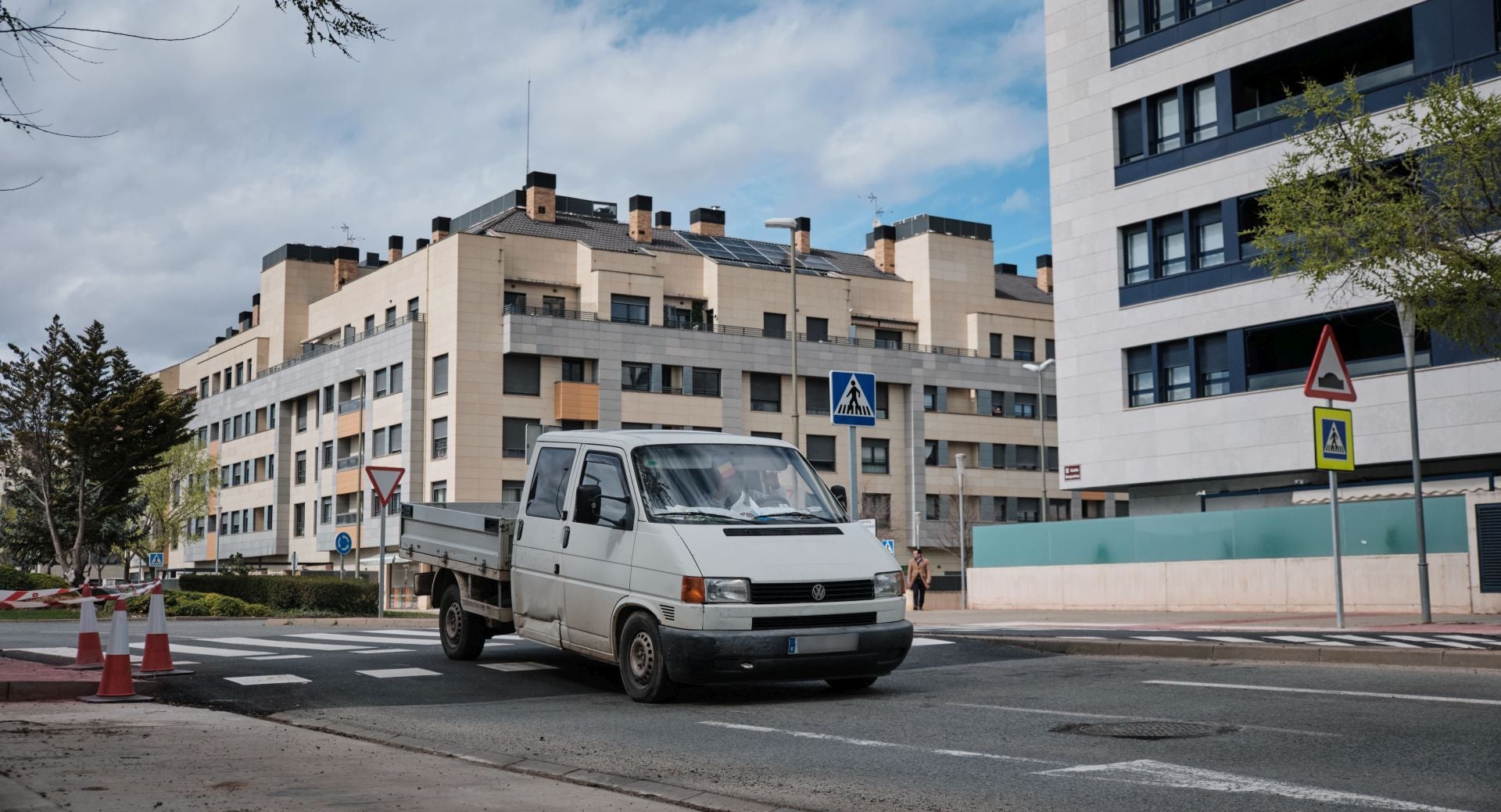 Rebote de un vehículo a su paso por el paso sobreelevado en la calle Sequoias.