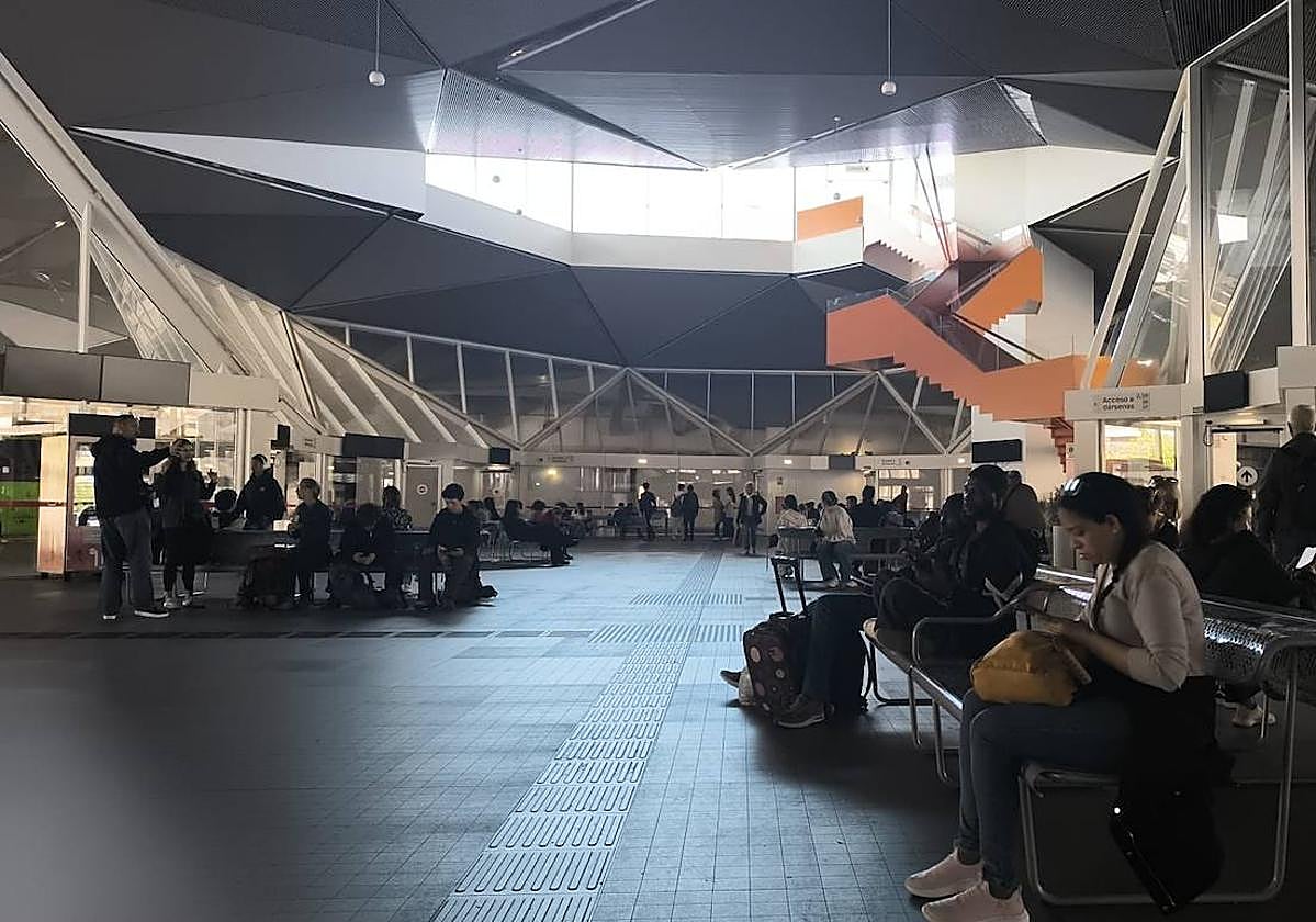 Fotos | Comercios y trenes parados mientras La Laurel sigue su curso