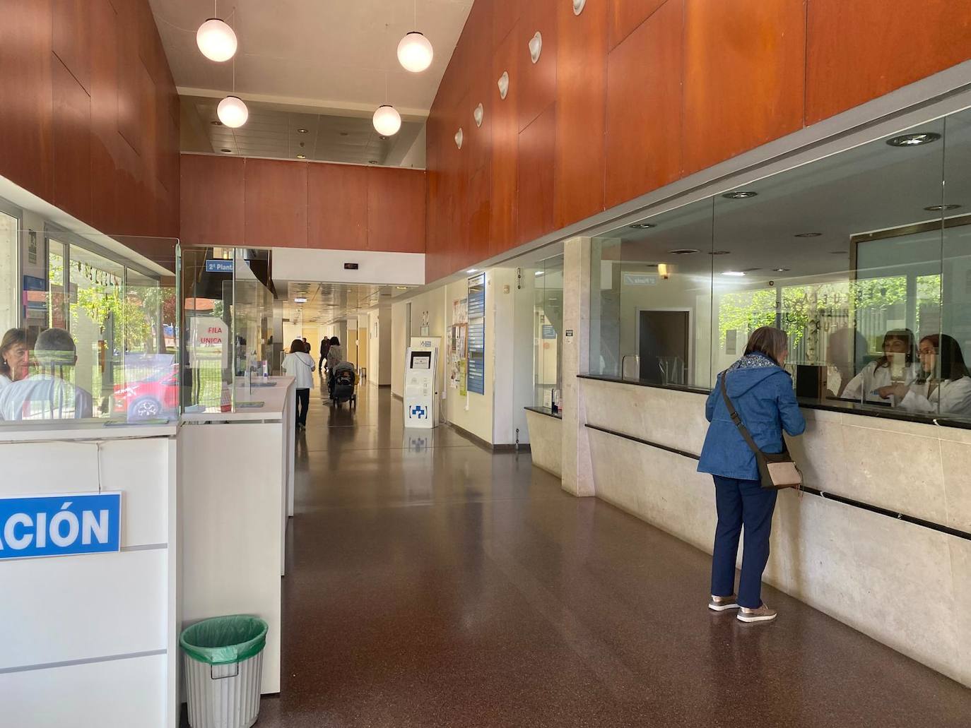 El centro de salud trataba de atender a los clientes.