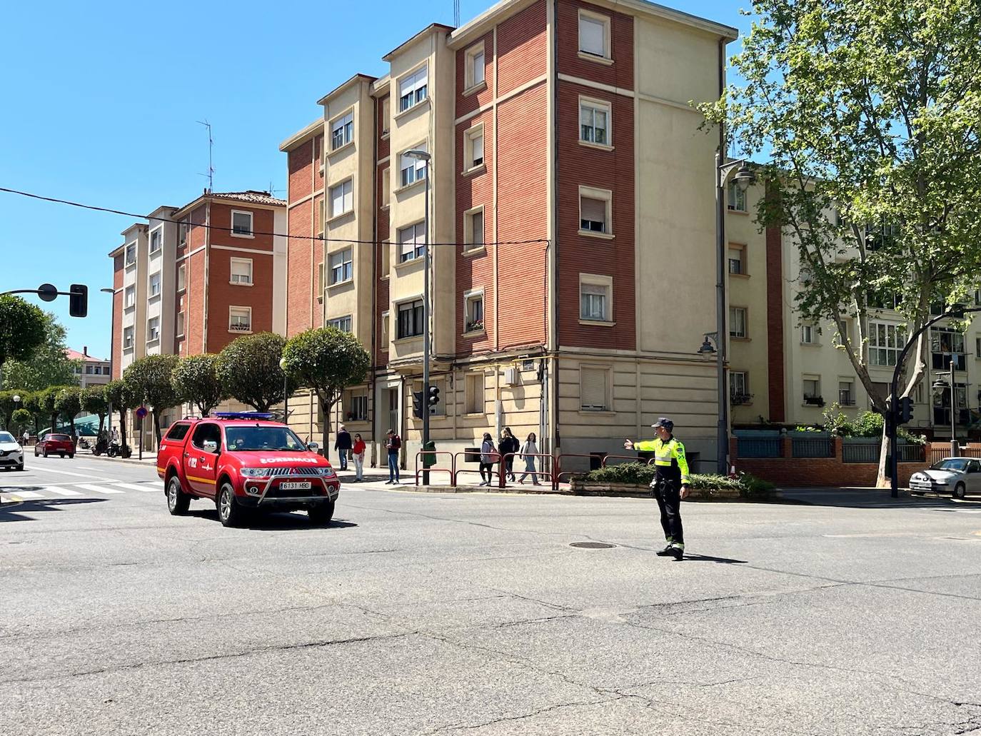 La Policía Local trataba de controlar el tráfico.