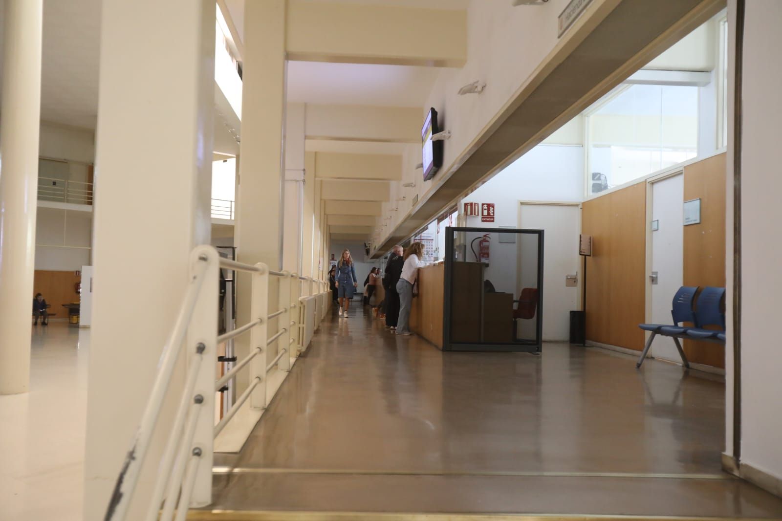 Fotos | Comercios y trenes parados mientras La Laurel sigue su curso