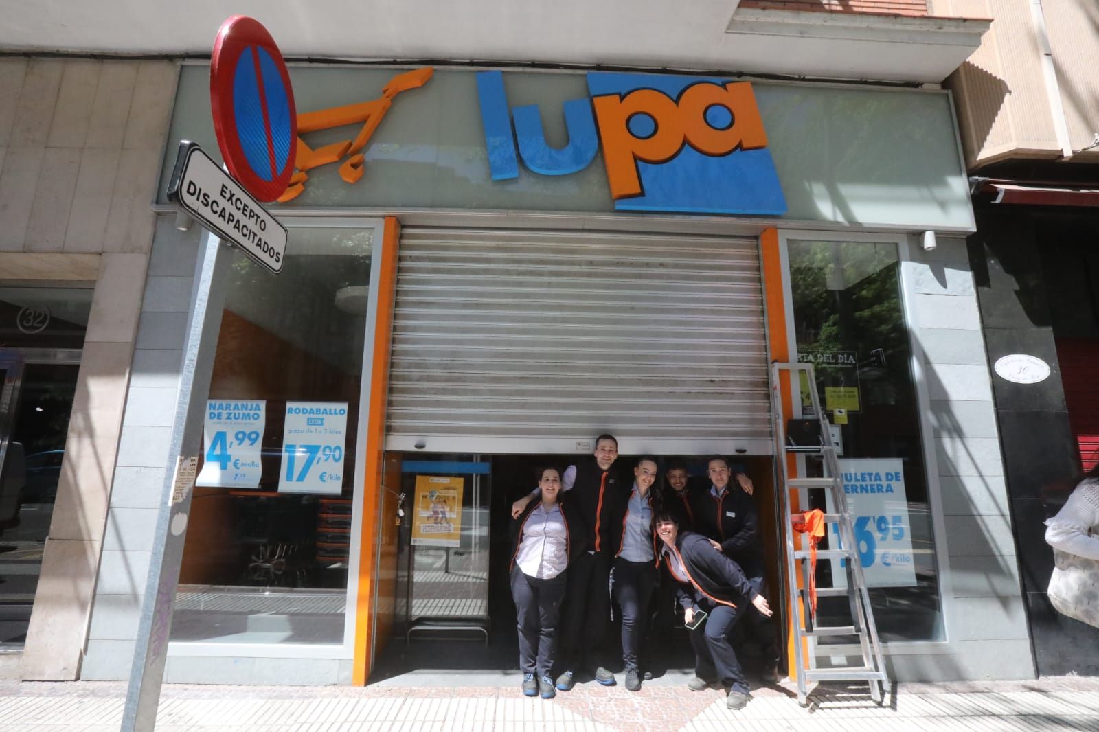 Fotos | Comercios y trenes parados mientras La Laurel sigue su curso