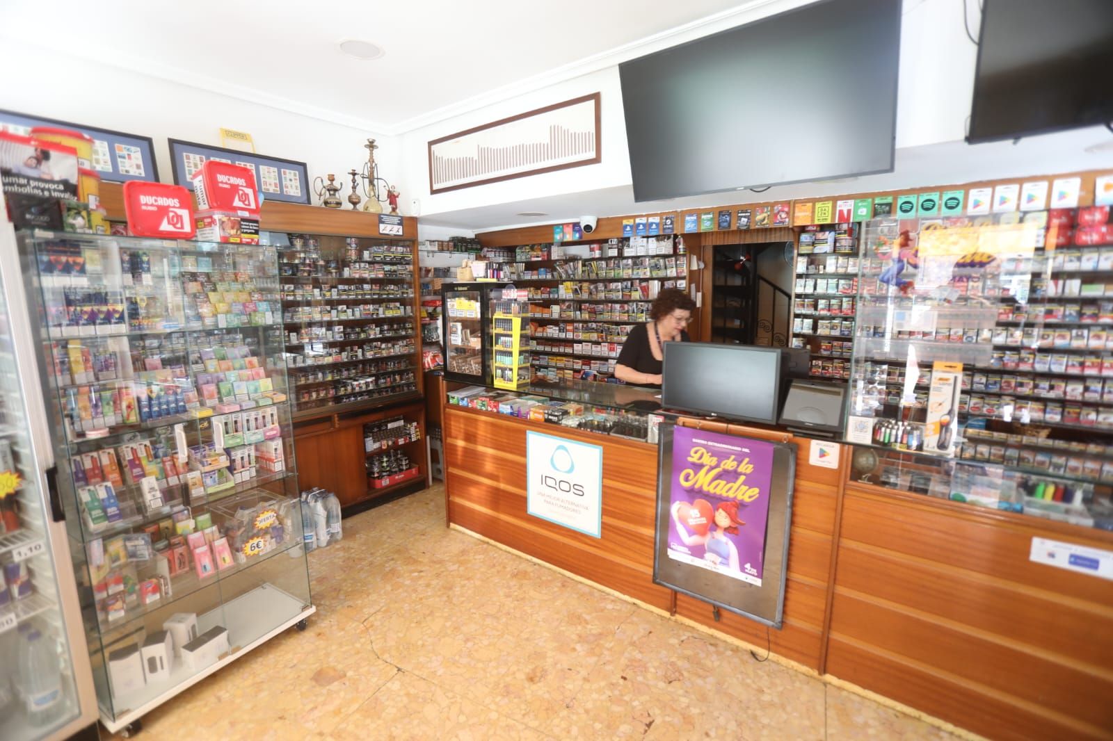 Fotos | Comercios y trenes parados mientras La Laurel sigue su curso