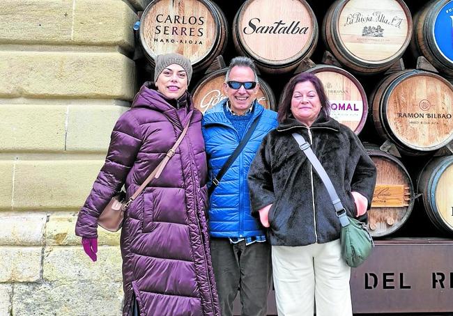 Viviane Castilho junto a su marido y una amiga de Logroño en las barricas del Ayuntamiento.