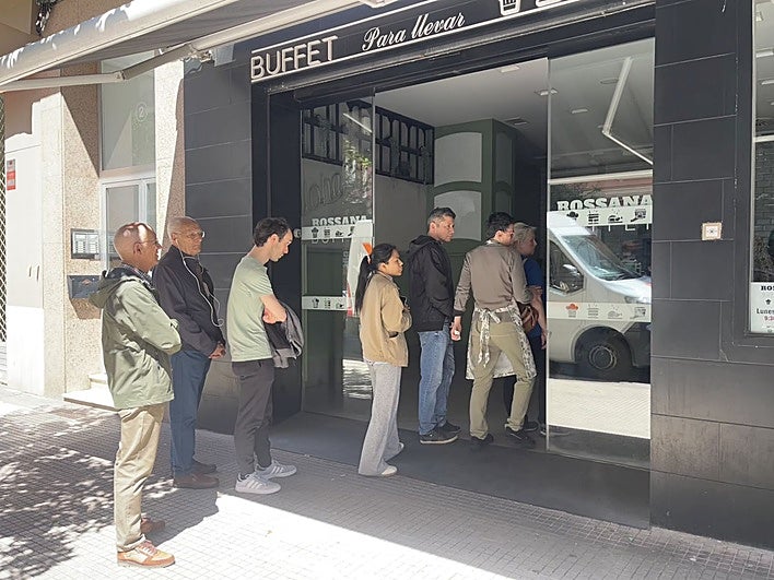 Largas filas en Rossana, un comercio de Logroño de buffet para llevar.