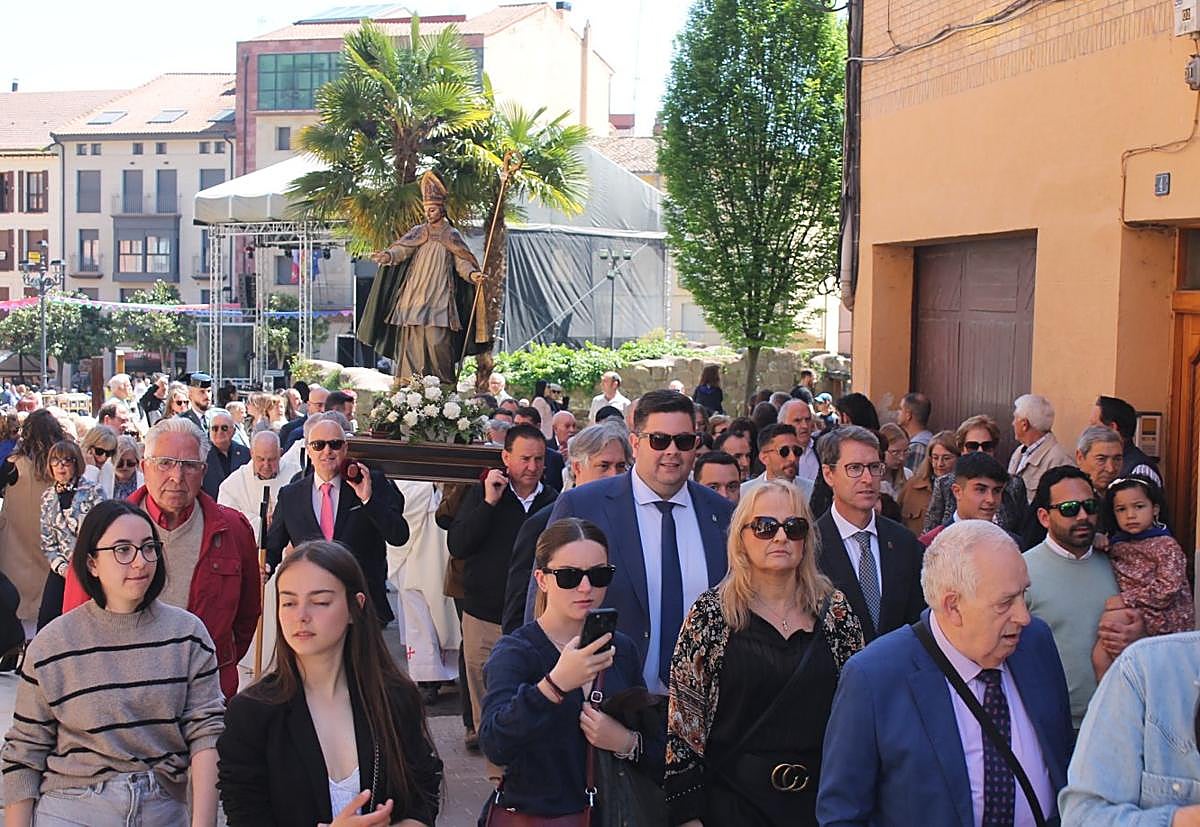 La imagen del santo fue sacada en procesión por las calles del casco antiguo, acompañada de autoridades, música y danzadores.