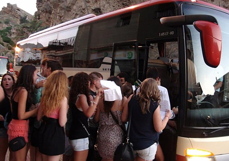 Varios jóvenes suben a un transporte del Bus Joven para acudir a fiestas de Cervera, en una imagen de archivo.
