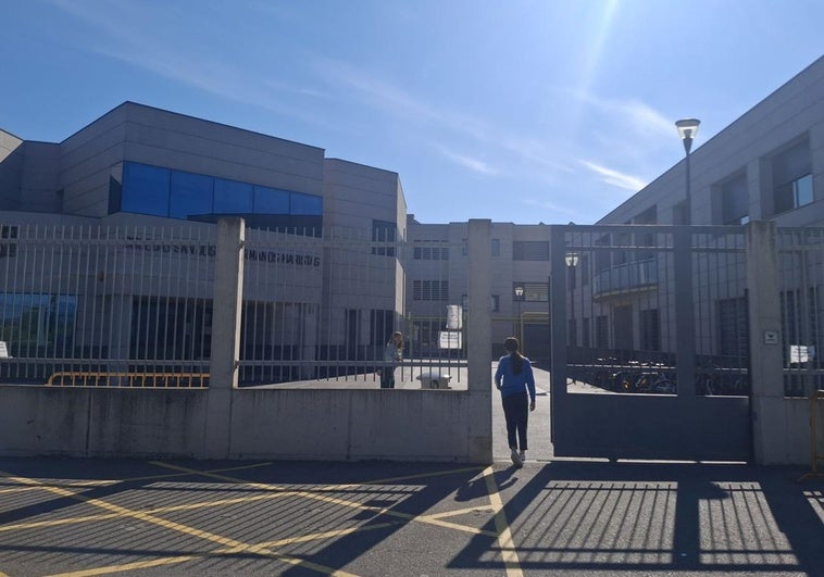 Una alumna entra en el colegio San José de Logroño durante esta mañana.