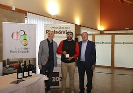 Íñigo Vidondo, en el centro, posa junto al sumiller y el fundador de la Bodega Matarromera.