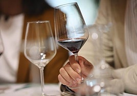 Un jugador observa el color de su vino.