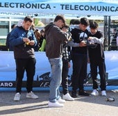 Varios alumnos, con unos coches teledirigidos.