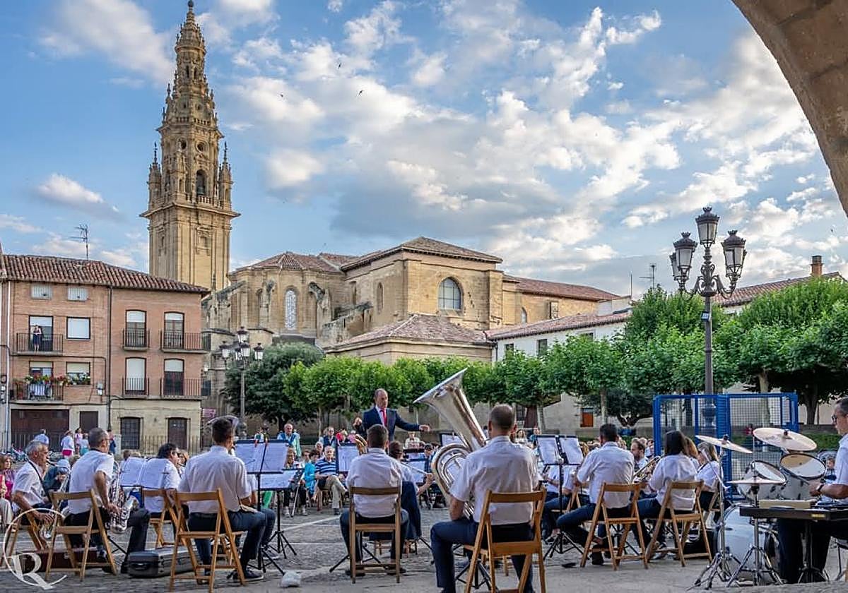 La banda municipal de música, en uno de sus conciertos en la plaza de España.