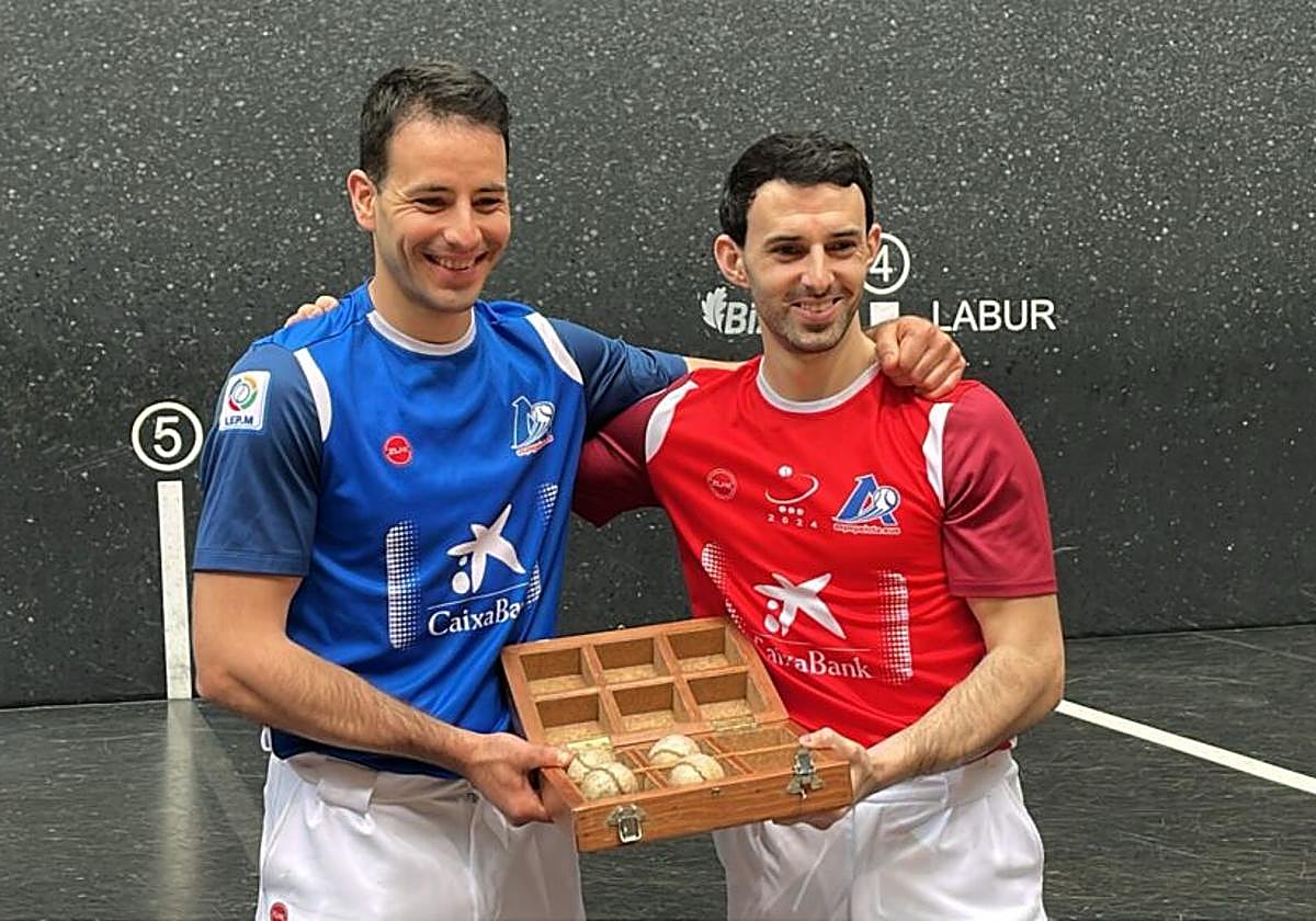 Darío y Altuna posan con las pelotas elegidas.