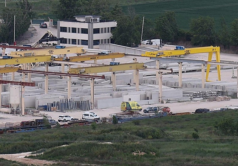Arden unas placas de poliespan en una empresa en Pradoviejo