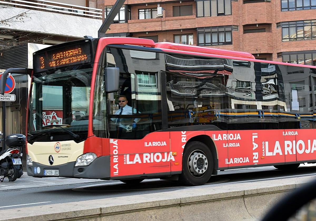Autobús urbano de la actual flota del transporte público colectivo de viajeros de Logroño en una imagen de archivo.