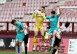 Oriol Martín sale con autoridad para hacerse con el balón en el partido contra el Ejea.