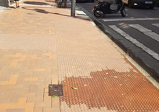 Fuga de agua en Pérez Galdós, queja de hoy en La Guindilla.