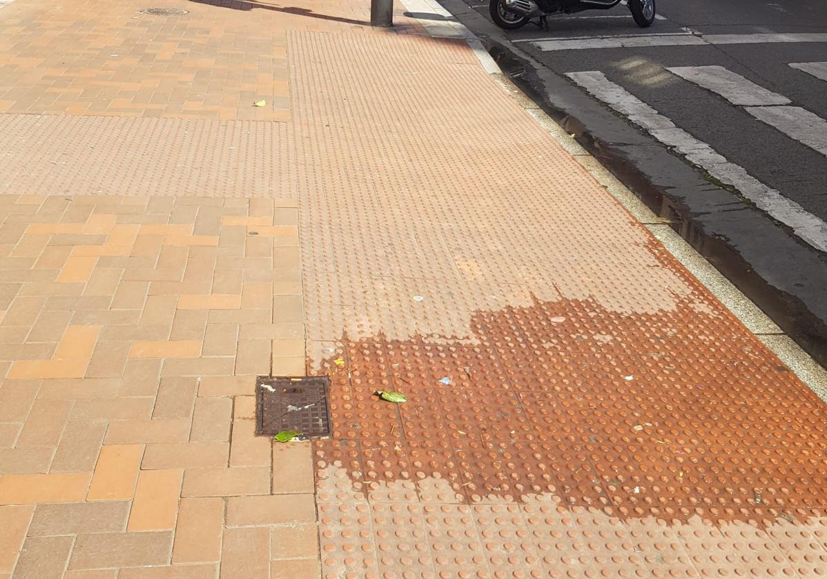 Fuga de agua en Pérez Galdós, queja de hoy en La Guindilla.